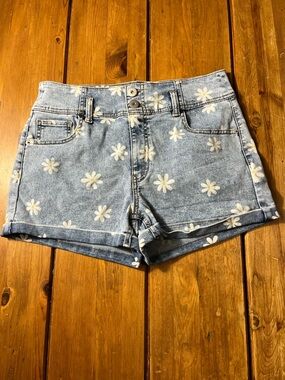No Boundaries Light Wash Denim Shorts with White Daisy Print NWOT